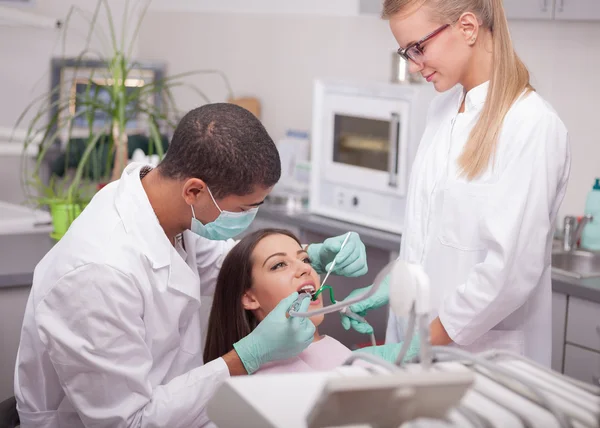 Dentista curar um dentes meninas — Fotografia de Stock