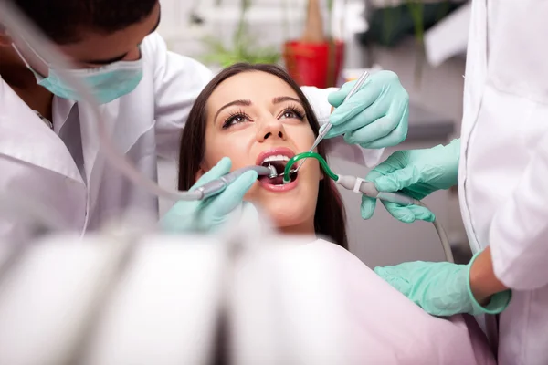 Dentista curando un niñas dientes —  Fotos de Stock