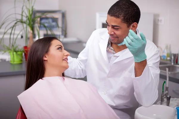 Dentysta i kobieta pacjenta — Zdjęcie stockowe