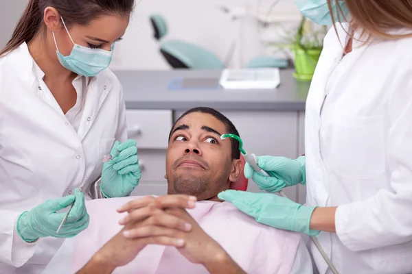 El paciente asustado en el dentista — Foto de Stock