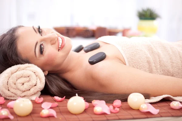 Young beautiful woman in the spa salon — Stock Photo, Image