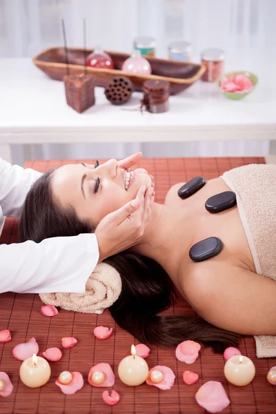 Mulher bonita fazendo uma massagem facial de bem-estar no salão de spa — Fotografia de Stock