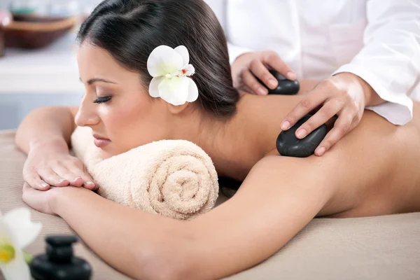 Egy wellness spa szalon hátmasszázs miután a gyönyörű nő — Stock Fotó