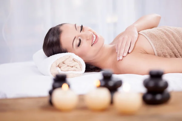 Junge schöne Frau im Wellnesssalon — Stockfoto