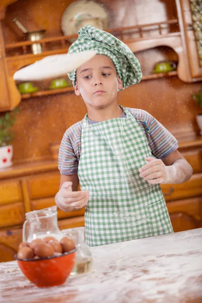 Chef joven prepara masa de pizza en kitche — Foto de Stock