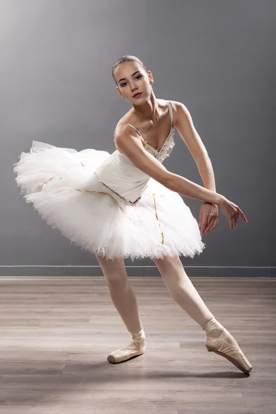 Ballerina draagt een witte tutu en pointe schoenen — Stockfoto