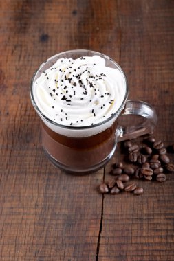 ahşap arka plan üzerinde sıcak çikolata