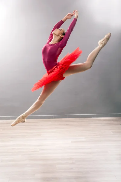 Vackra unga ballerina hoppande, klassisk dans — Stockfoto