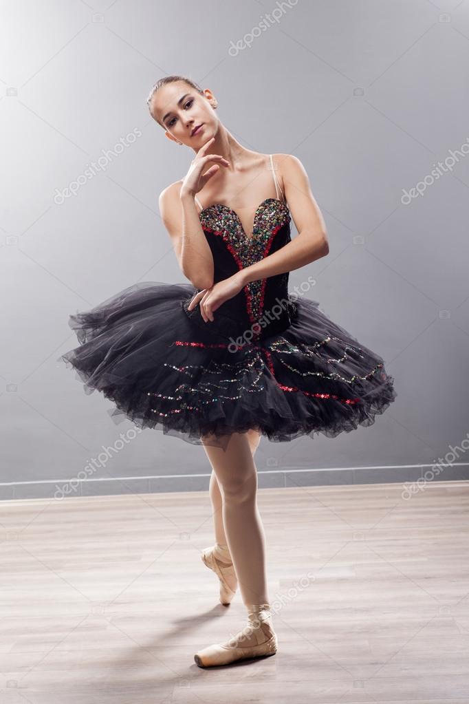 Beautiful young ballerina in ballet pose classical dance — Stock - Main Image