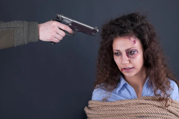 Terrorists holding a gun to a woman's head — Stock Photo, Image