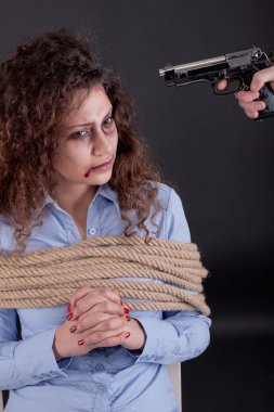 Tehdit eden teröristlere silah korkmuş bir kızla