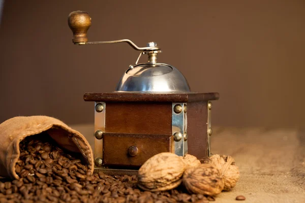 烘焙过的咖啡豆和咖啡研磨机在深色背景上 — 图库照片