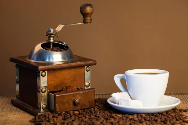 Παλιός Μύλος καφέ σε σκοτεινό ρουστίκ φόντο — Φωτογραφία Αρχείου