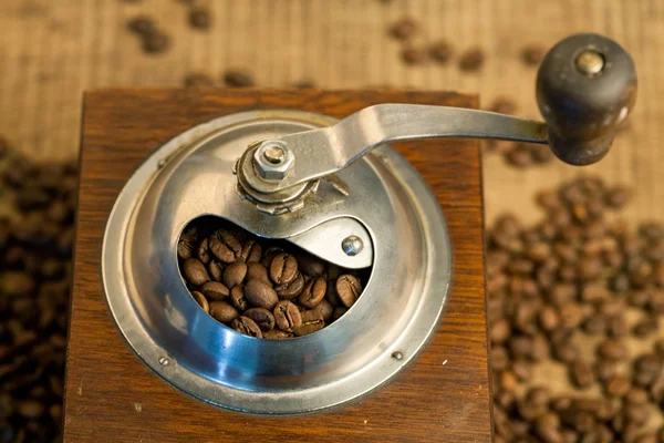 Yukarıdaki eski değirmen ve kavrulmuş kahve çekirdekleri görüntüleme — Stok fotoğraf