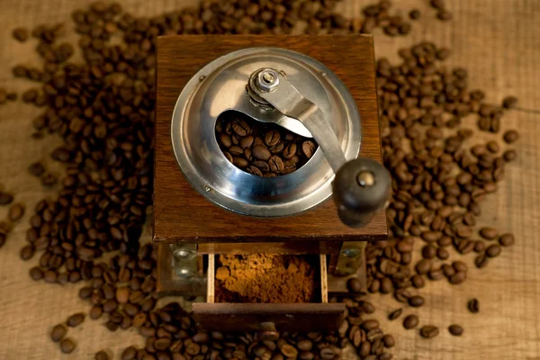 Pohled shora na starý mlýn a pražená kávová zrna — Stock fotografie