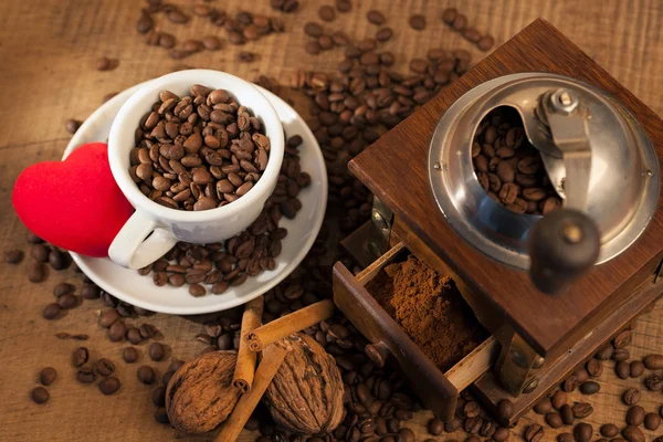 Vintage macinacaffè manuale con chicchi di caffè — Foto Stock