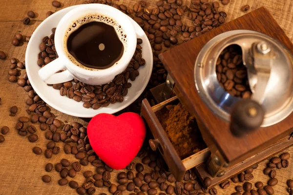Εσοδεία μύλος χειροκίνητος καφές με κόκκους καφέ — Φωτογραφία Αρχείου