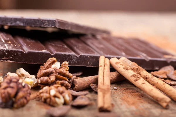 Läckra chokladpraliner och kakaopulver, närbild — Stockfoto