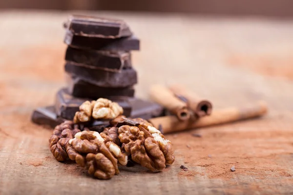 Chocolates deliciosos e cacau em pó — Fotografia de Stock