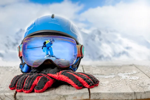 Kış eldiven, kış spor kavram ve renkli Kayak gözlüğü — Stok fotoğraf