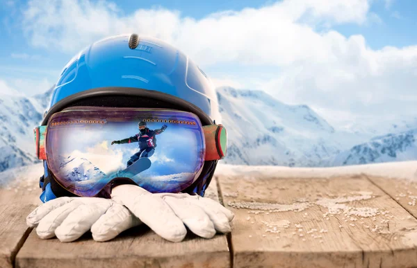 Bunte Skibrille und Winterhandschuhe, Wintersportkonzept — Stockfoto