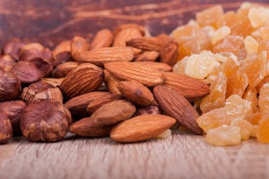 Kızarmış fındık, badem ve kurutulmuş mango
