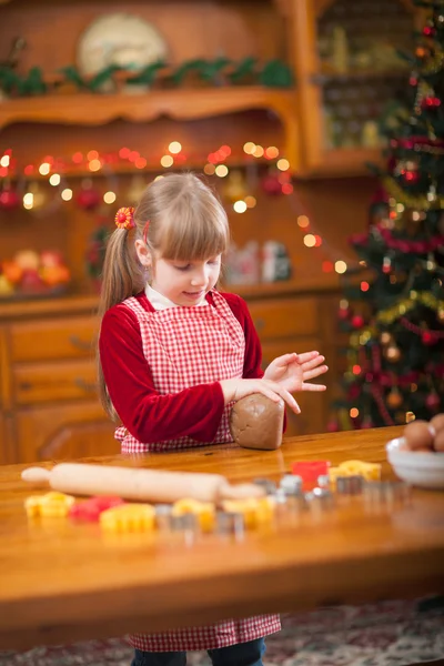 Дівчинка готується Різдвяне печиво — стокове фото