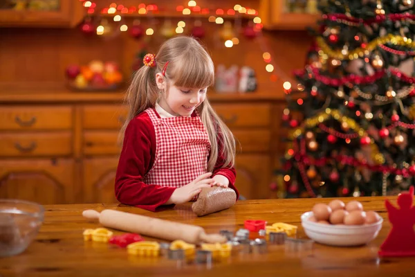 准备圣诞饼干的小女孩 — 图库照片