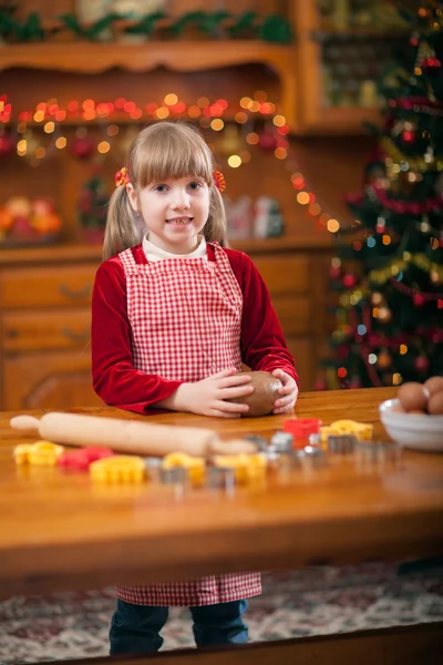 Meisje kerstkoekjes voorbereiden — Stockfoto