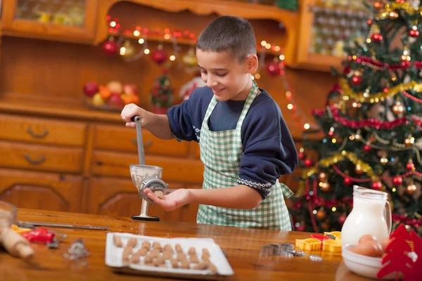 Garçon dans la cuisine préparer des biscuits de Noël — Photo