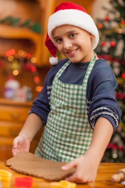 Jonge jongen kerstkoekjes voorbereiden — Stockfoto