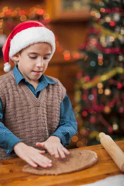 Хлопчик готує різдвяне печиво — стокове фото