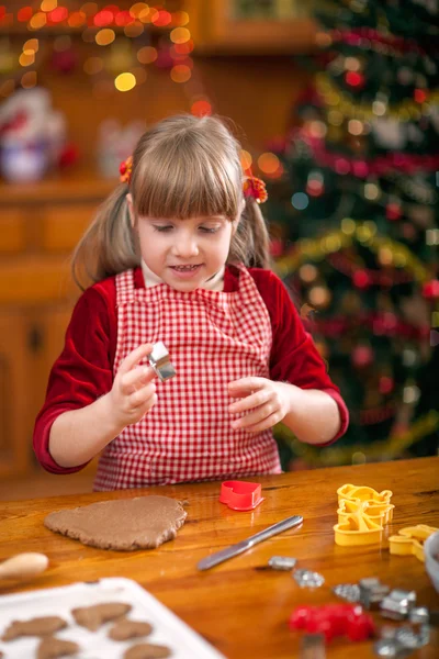 Lilla flickan förbereder julen cookies — Stockfoto