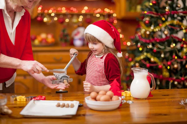 Grandmother and granddaughter making Christmas cake — Stock Photo, Image