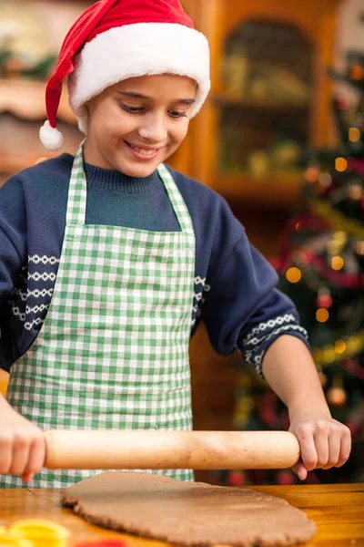 Jeune garçon avec rouleau à pâtisserie préparation des biscuits de Noël — Photo