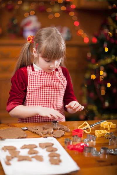 Meisje kerstkoekjes voorbereiden — Stockfoto