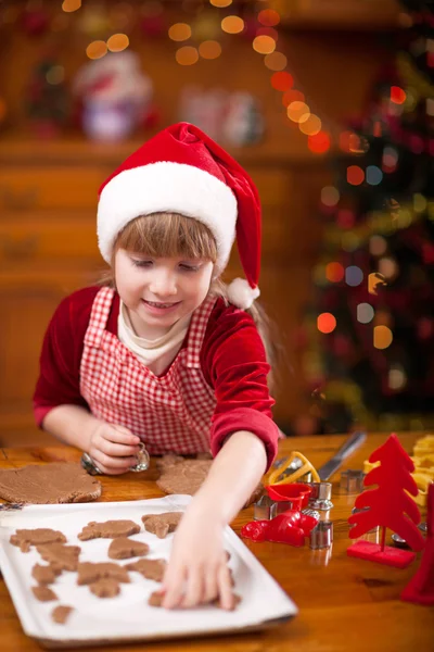 Meisje kerstkoekjes voorbereiden — Stockfoto