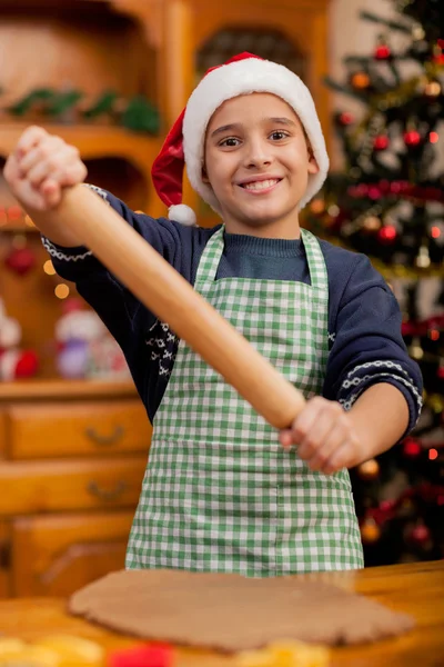 Jeune garçon avec rouleau à pâtisserie préparation des biscuits de Noël — Photo