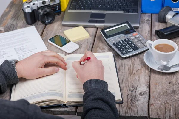 Tavolo da lavoro di giovane uomo d'affari — Foto Stock