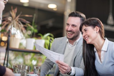 İş kadınları ve gülüyor ve bahsediyorsun erkekler bir kafede bir mola