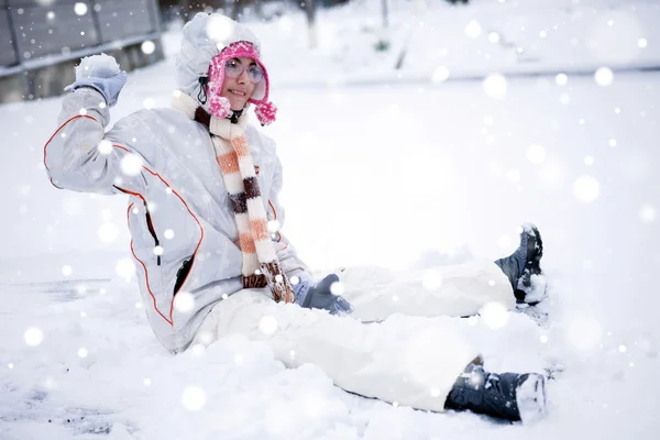 Νεαρό κορίτσι έχει τη διασκέδαση στο χιόνι — Φωτογραφία Αρχείου