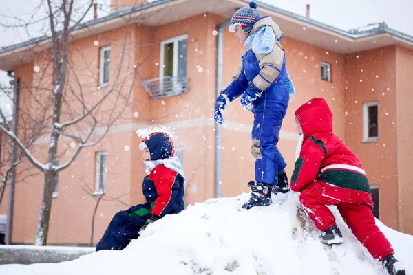 Neige, enfants jouant dehors au temps neigeux — Photo