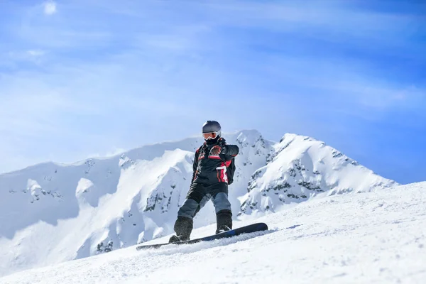 Snowboarder σε δράση στις ορεινές — Φωτογραφία Αρχείου