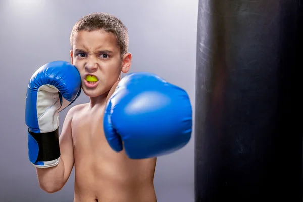 Boos jong kind met bokshandschoenen — Stockfoto