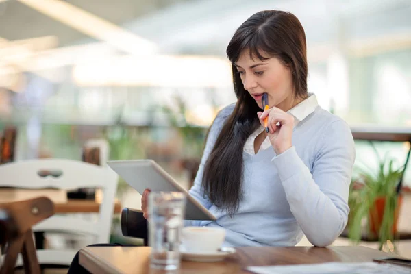 Junge Geschäftsfrau im Kaffee. Tablet-Computer nutzen — Stockfoto