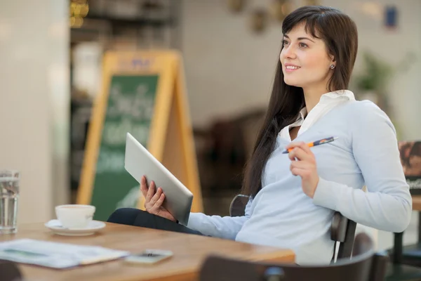 Succès jeune femme d'affaires dans un café — Photo