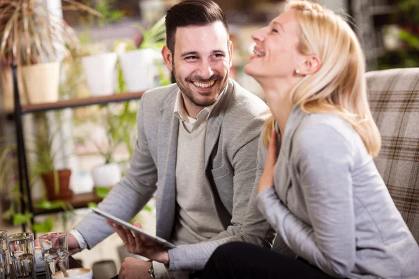 ビジネスの女性と男性のカフェで休憩時間に笑いと talkin — ストック写真