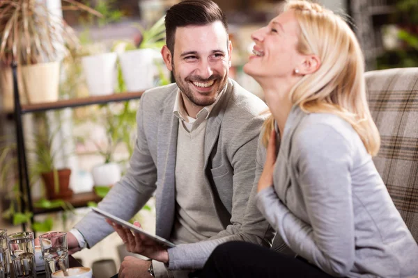 Zakelijke vrouwen en mannen op een onderbreking in een café, lachen en talkin — Stockfoto