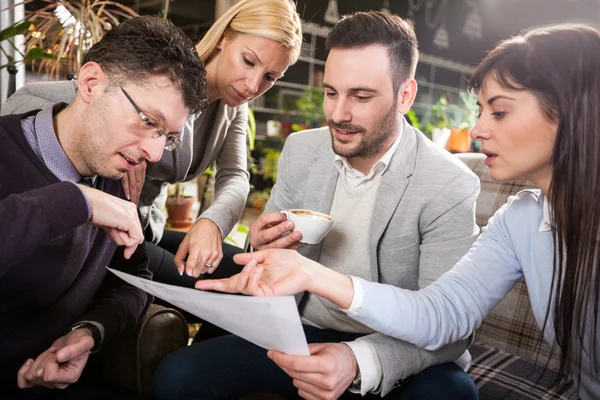 Grupo de empresarios en la cafetería — Foto de Stock