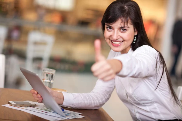 Caucasian business woman in coffee break working — Stock Photo, Image